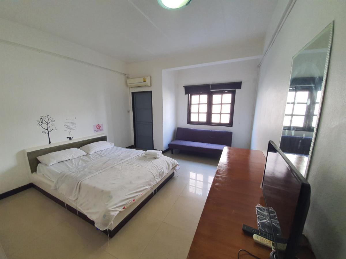 A House Boutique Guesthouse Bangkok Exterior photo